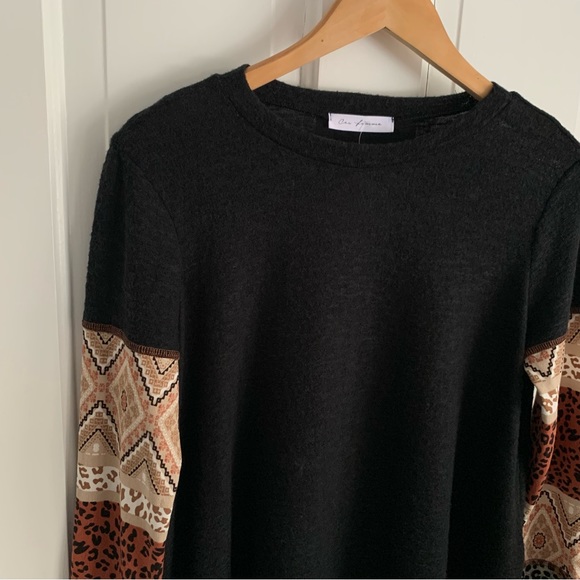 Ces femme colorblock animal print long sleeve top, lightweight fleece-y fabric - Picture 15 of 16